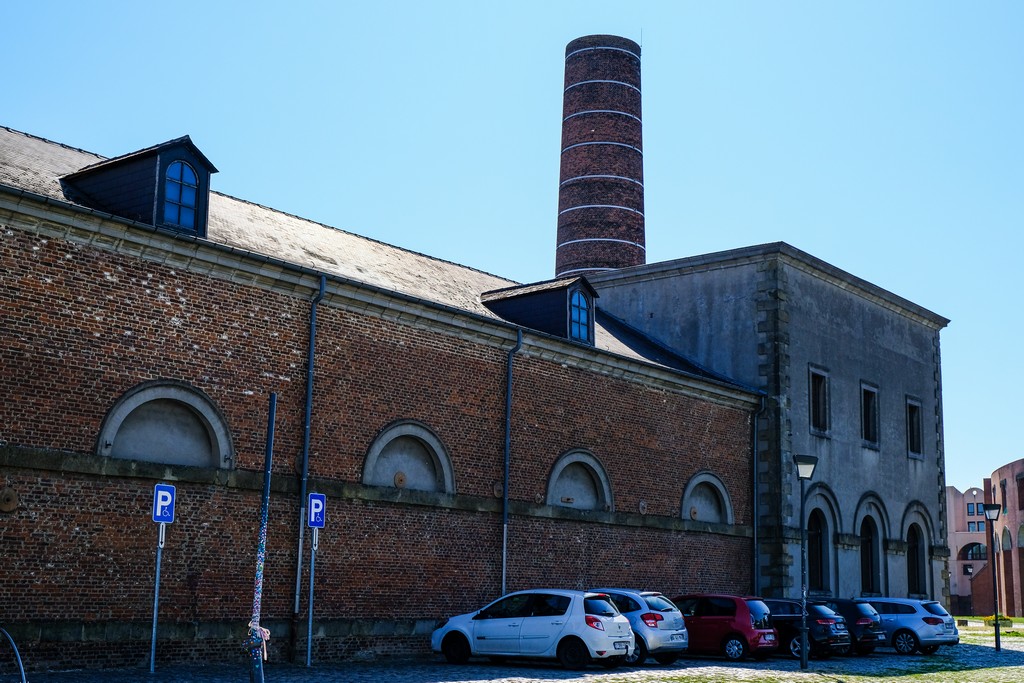 mura di vecchio sito minerario con camino