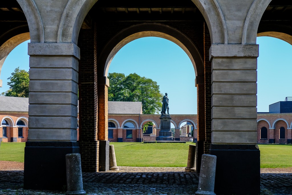 vista sulla statua dall'arco