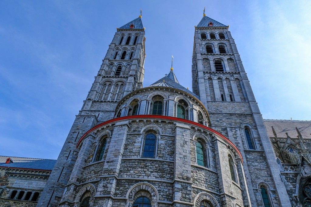 cattedrale vista lateralmente con campanili in primi piano