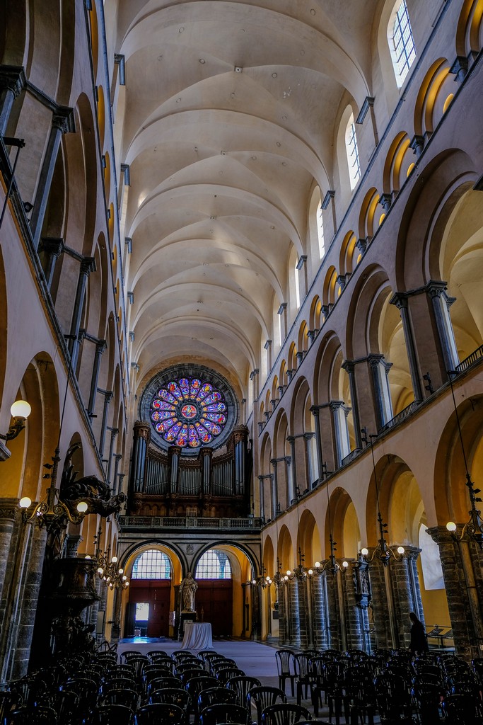 navata centrale della cattedrale con vista sugli archi laterali e il rosone con l'organo