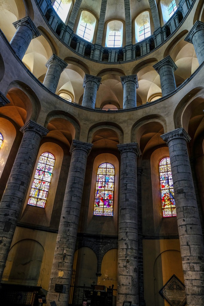 particolare dell'interno della cattedrale con vetrate colorate e colonne a raggiera