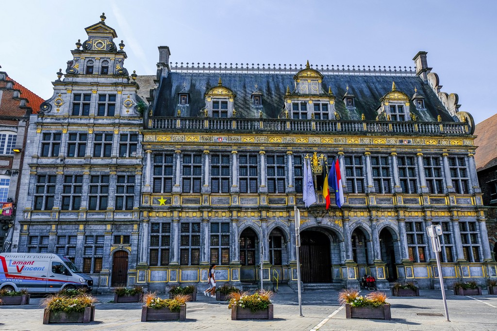 vista edificio con decori oro e frontone decorato