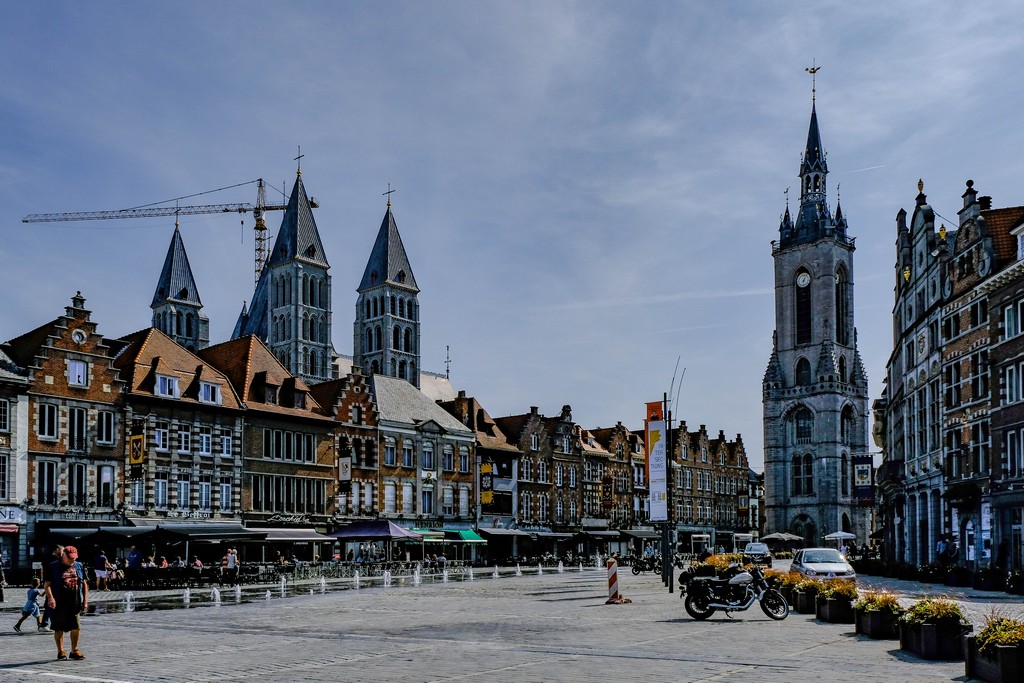 grand place con beffroi, case e cattedrale in ristrutturazione