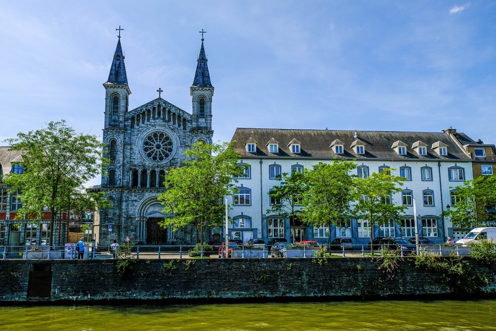 vista frontale della chiesa che si affaccia sul fiume