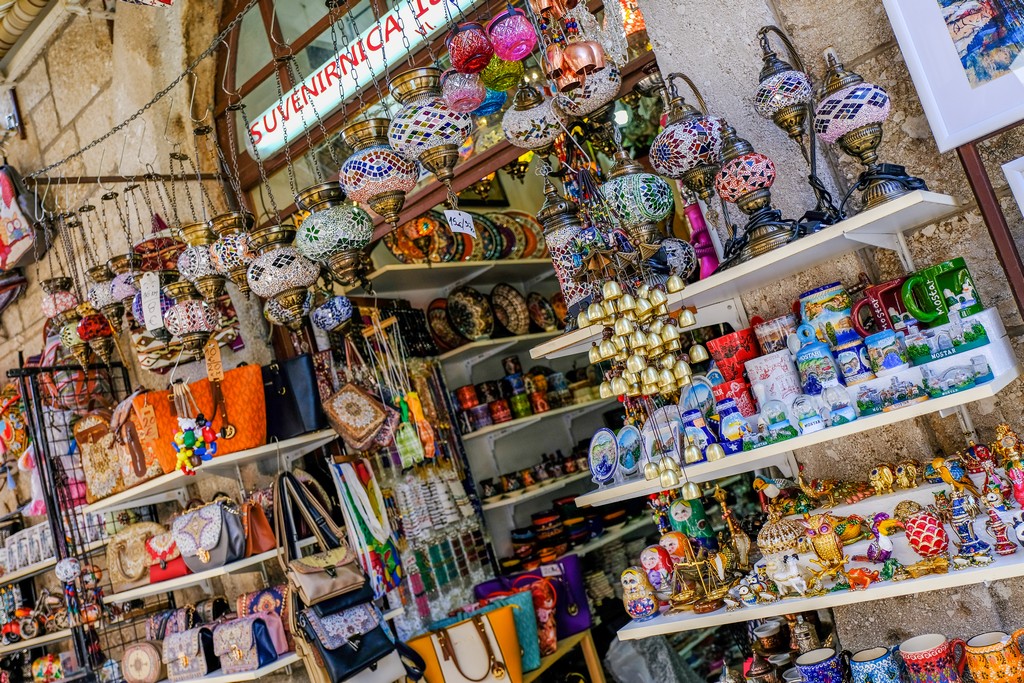 negozio del bazar di mostar con lampadari e borse