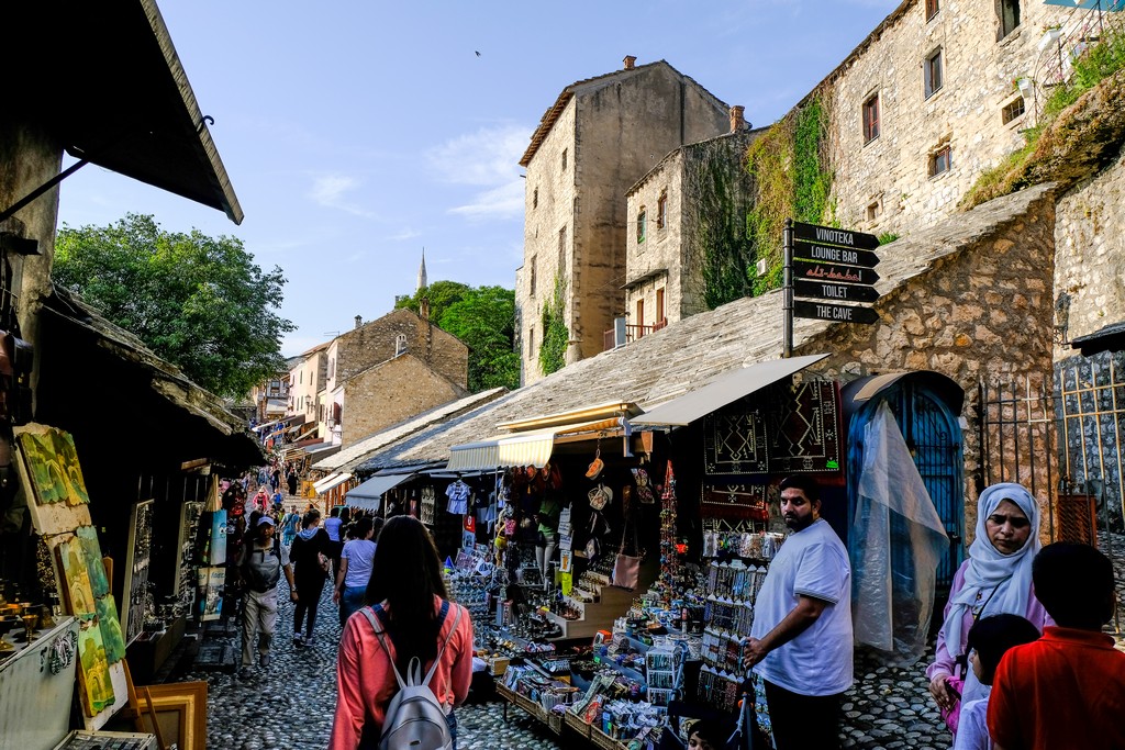 bazar islamico nel tardo pomeriggio con persone che passeggiano