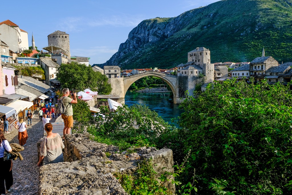 Vista del Ponte Vecchio dalla riva bosniaca musulmana