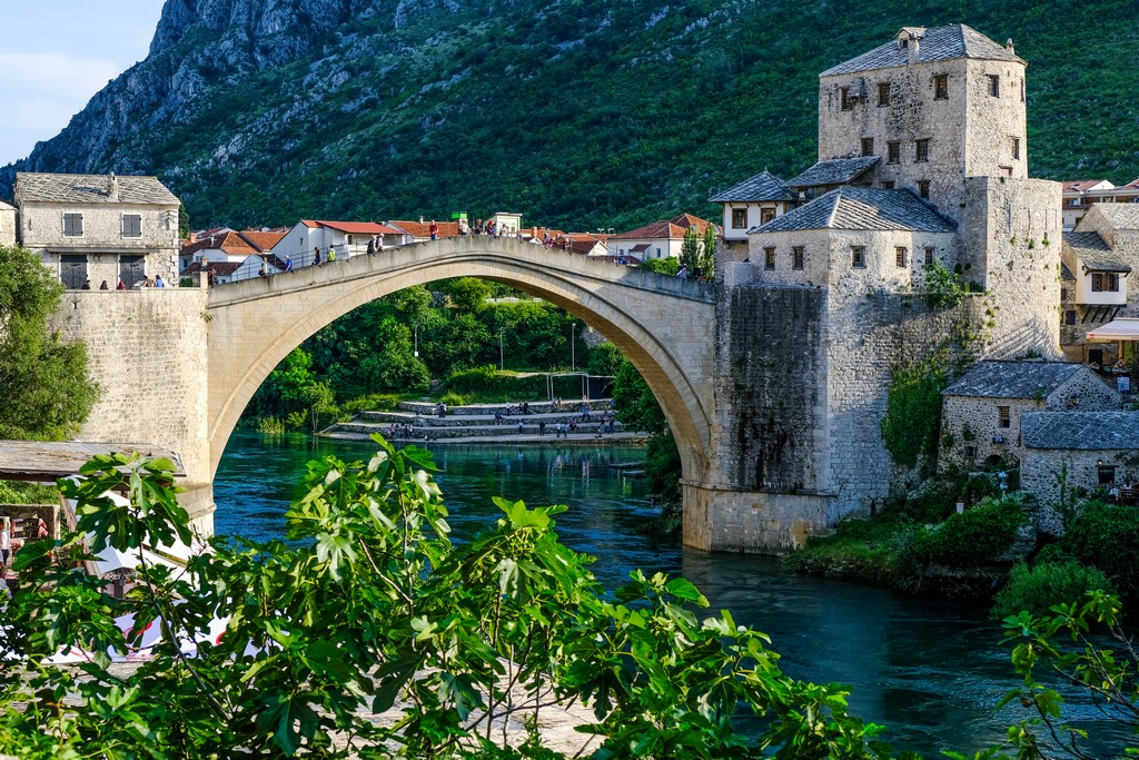 Sotto il ponte vedete gli spalti che dovete raggiungere per la vista dal basso, a sud del ponte