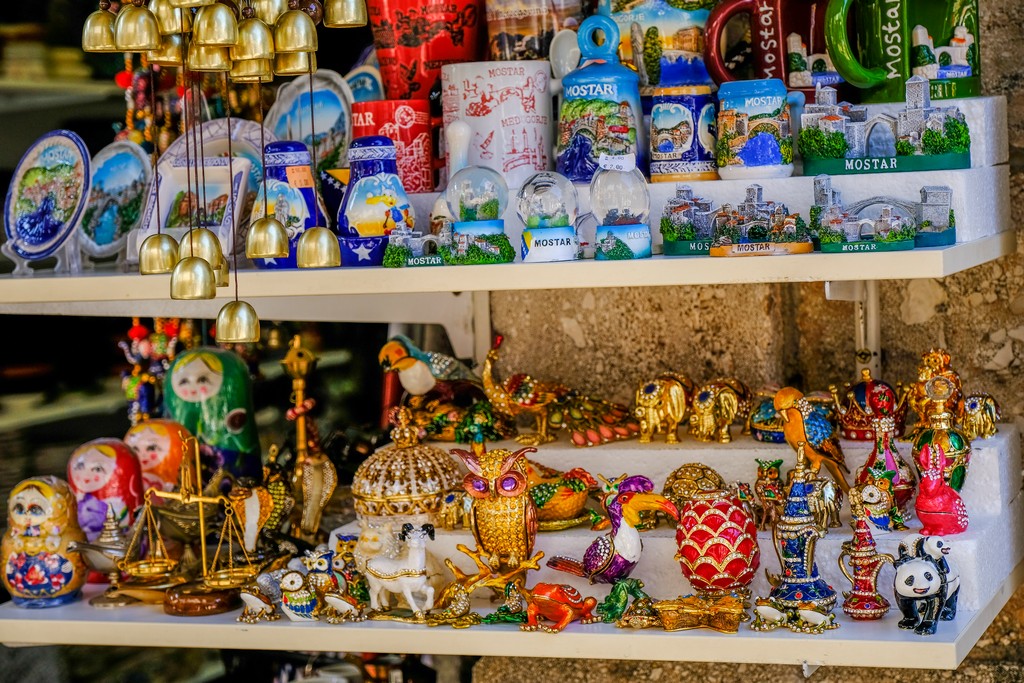 articoli del bazar tazze colorate soprammobili e campanelle