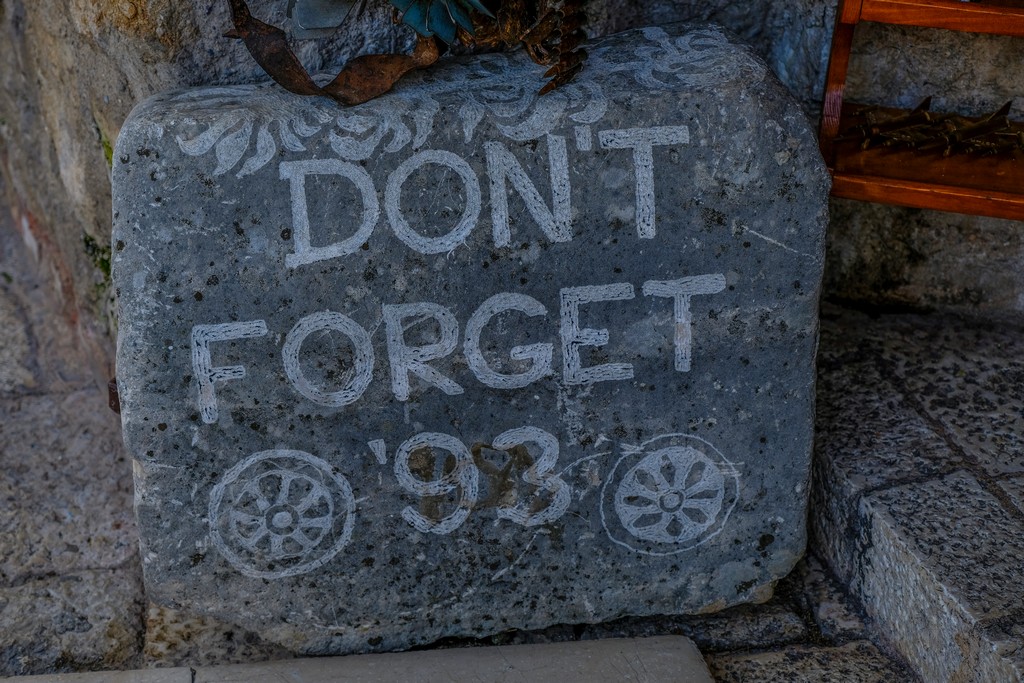 pietra sul ponte vecchio mostar con scritta per non dimenticare