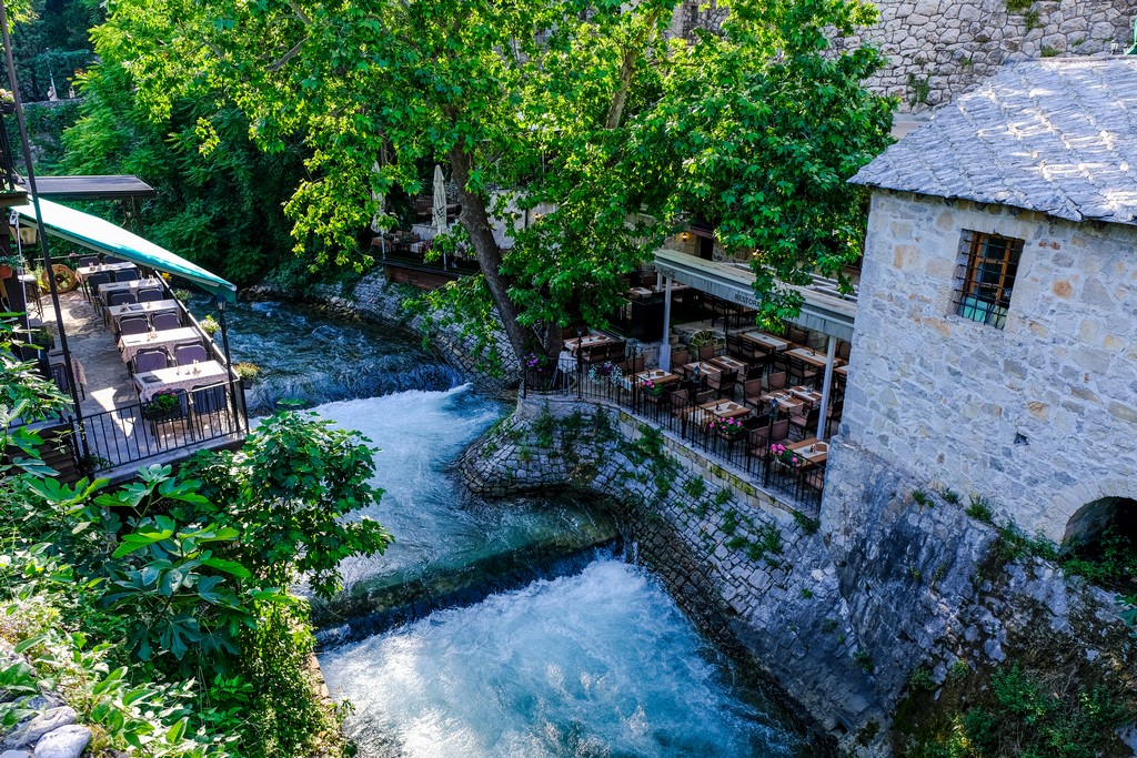 Ristorantini affacciati sulle rive del fiume Rabobolja sotto il Ponte Storto