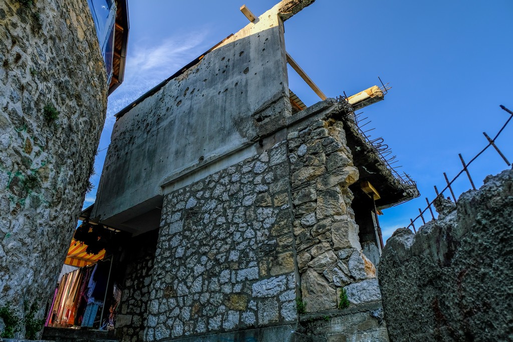 casa crivellata in centro a mostar dopo il ponte storto