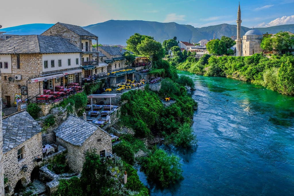 Vista della Moschea Mehmed Pasa dal Ponte Vecchio