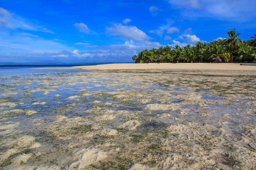 sabbia che emerge dalla bassa marea al largo di un'isola