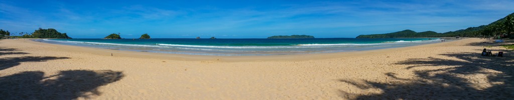 panoramica di spiaggia e isolette