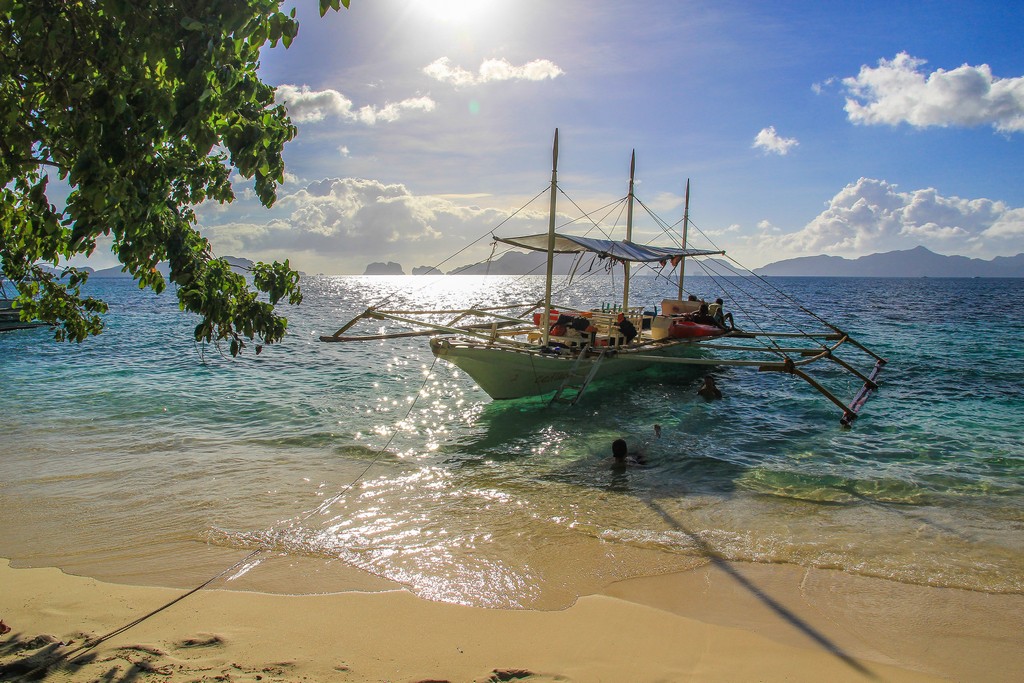 vista di una barca filippina bangka dalla spiaggia