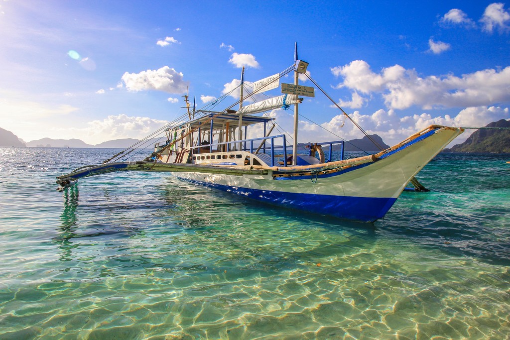 vista di una barca filippina bangka dalla spiaggia