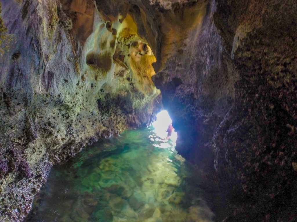 ingresso di una grotta a livello del mare