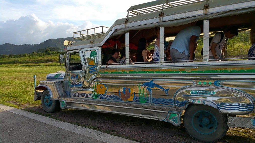 jeepney colorato usato per il trasporto in aeroporto