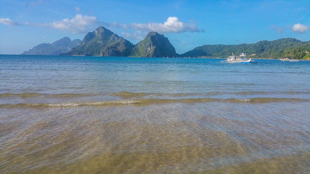 spiaggia con sfondo di montagne