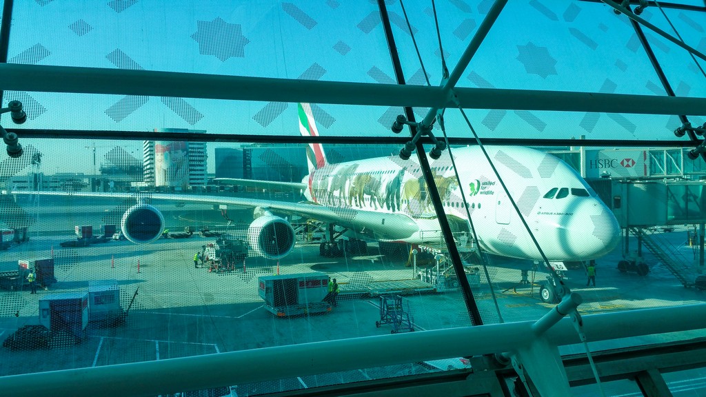 aereo di emirates con disegni parcheggiato al finger