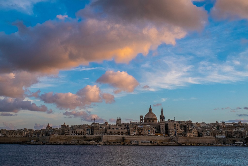 panorama della città con nuvole rosa