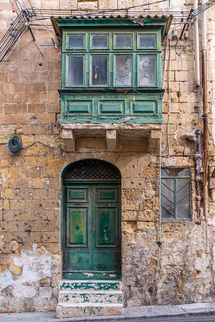 vista frontale di porta e balcone antichi