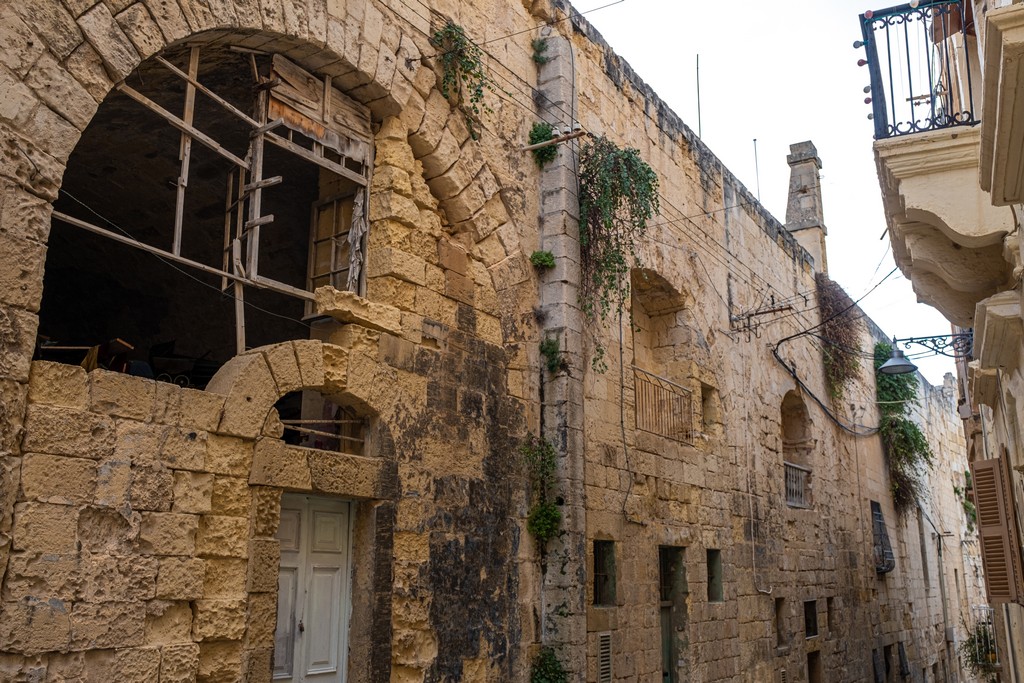 scorcio di vittoriosa con muro cadente