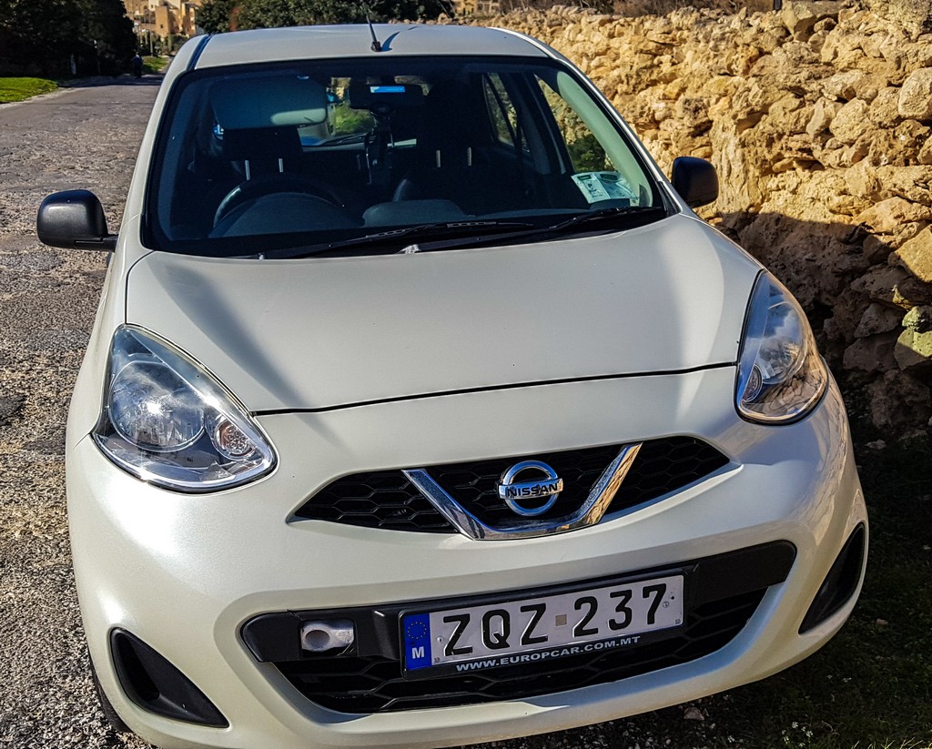 auto nissan micra guidare a malta