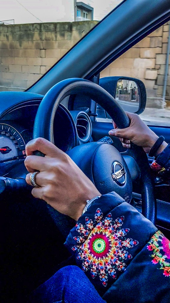 mani sul volante a destra dell'auto guidare a malta