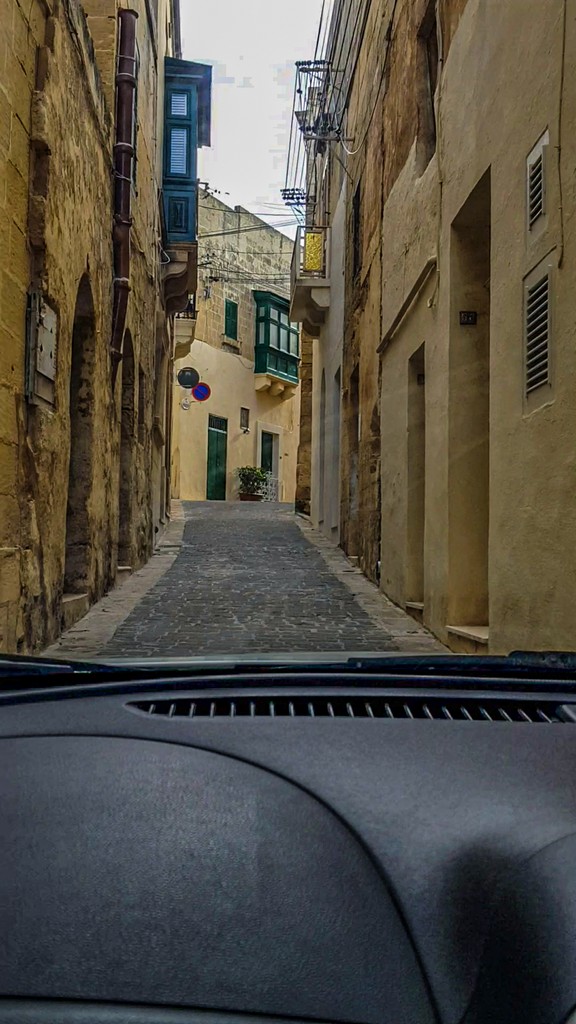 strada stretta a malta guidare a malta