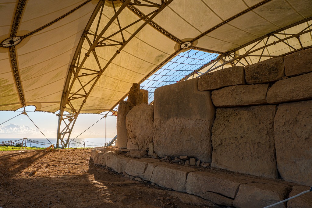 tempio neolitico con vista mare 