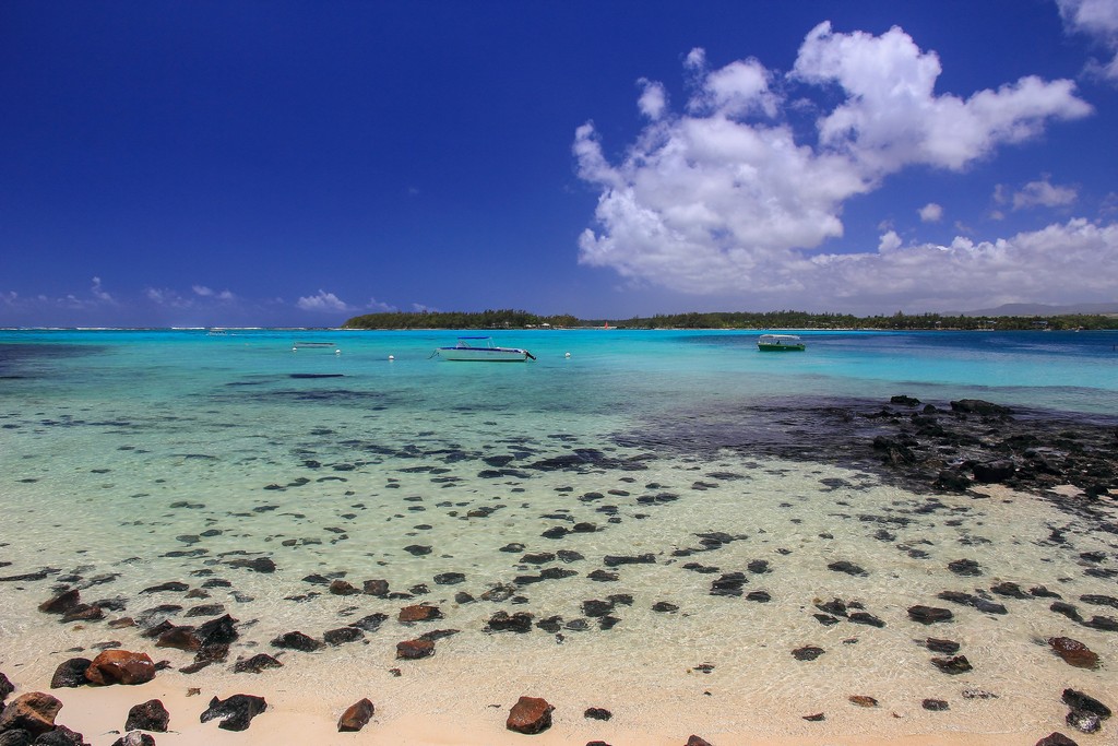 spiaggia con mare azzurro e nuvole