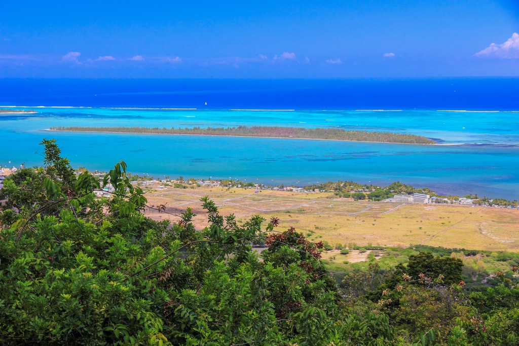 isola visibile al largo della costa