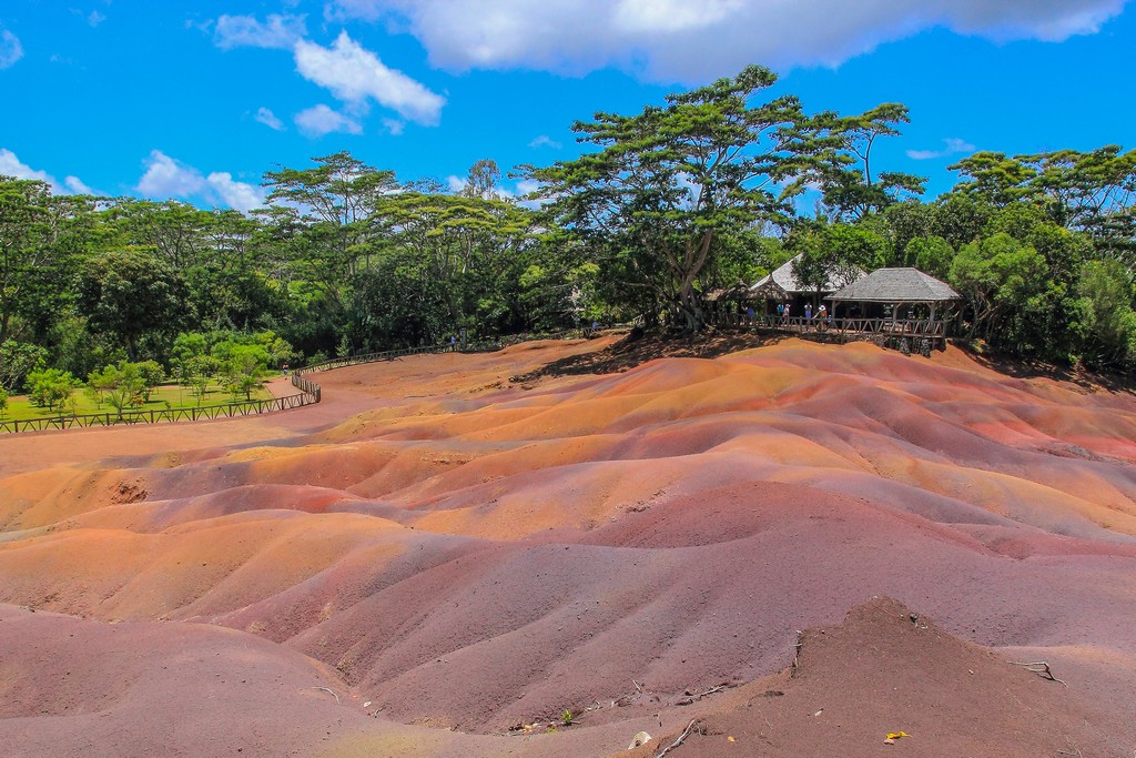 terre colorate con casetta e alberi