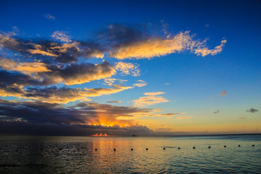 tramonto infuocato sul mare con nuvole