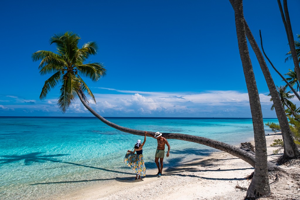 dove scattare foto da sogno a Fakarava coppia balla sulla spiaggia