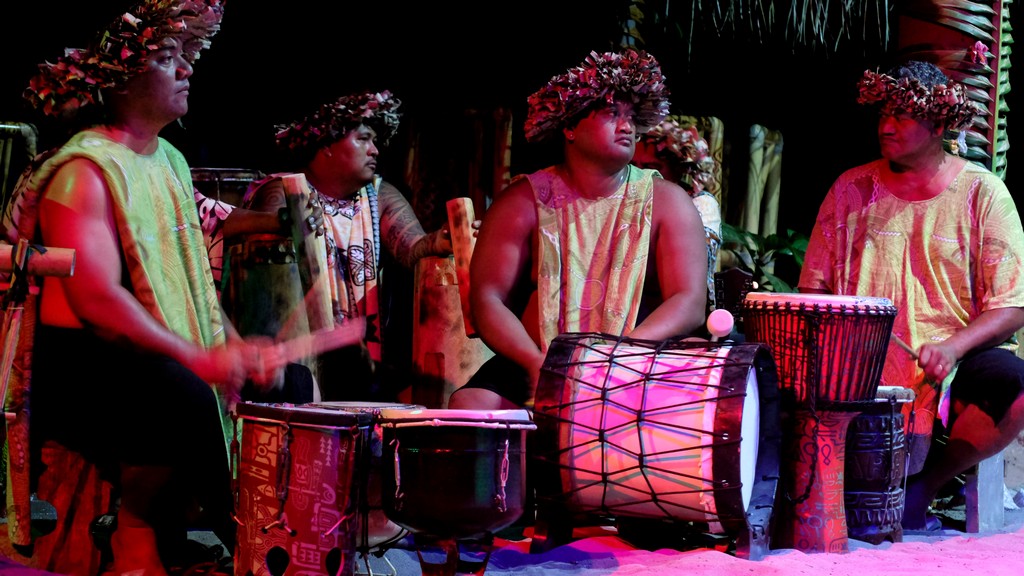 gruppo musicale di danza tahitiana con strumenti