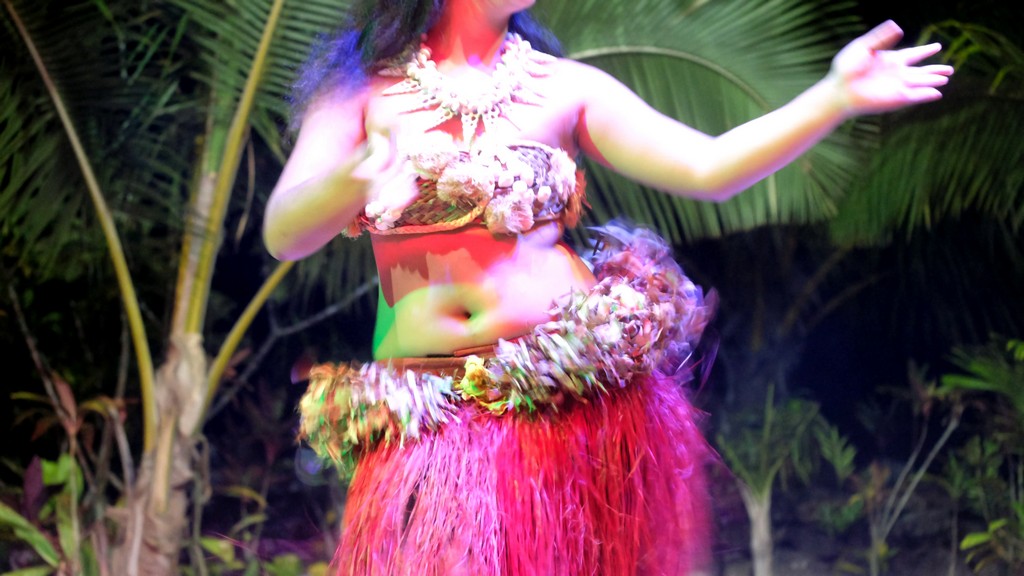 ballerina di danza tahitiana in movimento