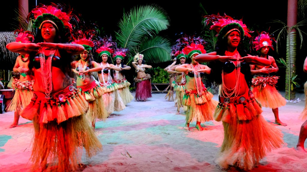 ballerine di danza tahitiana