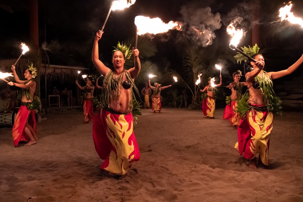 ballerine di danza tahitiana con torce accese