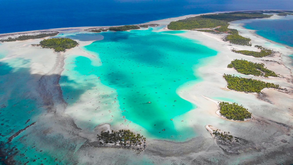 guida a Rangiroa, vista aerea di una laguna circondata da motu