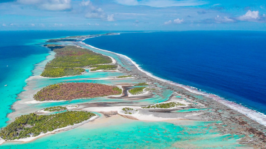 vista aerea dei motu dell'atollo di rangiroa