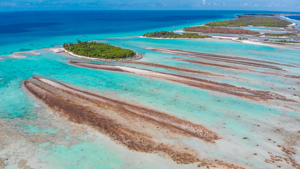 vista aerea dei motu dell'atollo di rangiroa