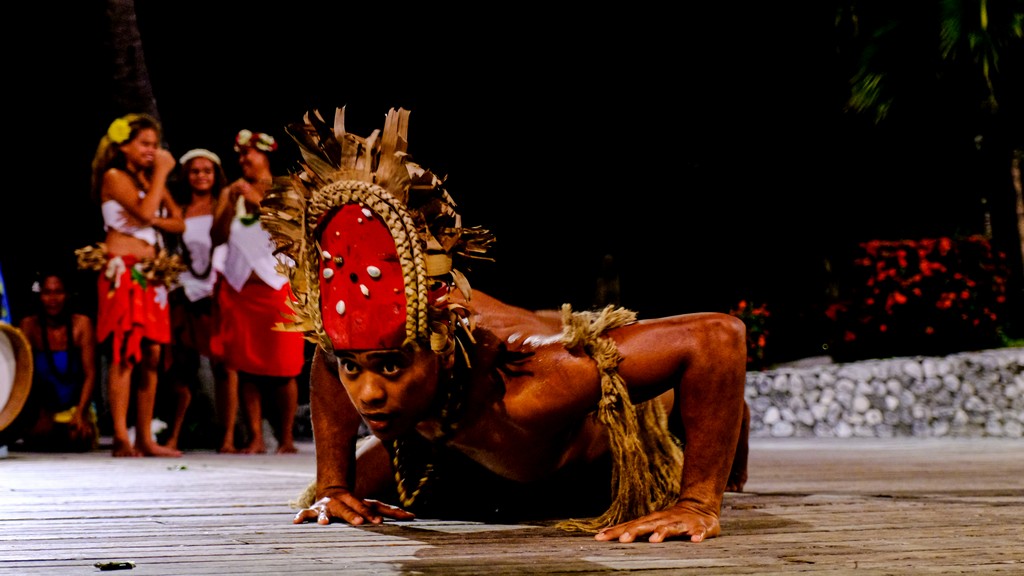 ballerino di danza tribale che striscia a terra