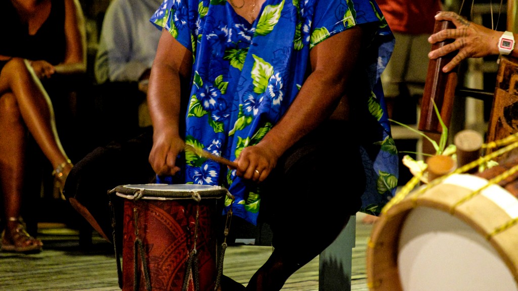 gruppo musicale di danza tahitiana con strumenti