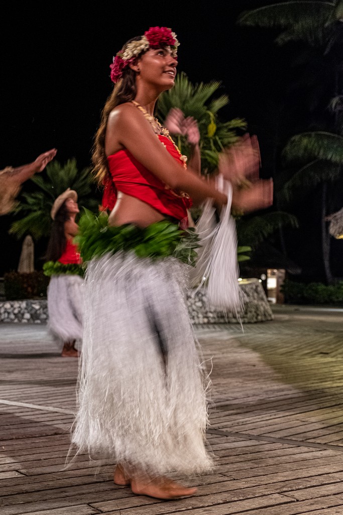 ballerina di danza tahitiana in movimento