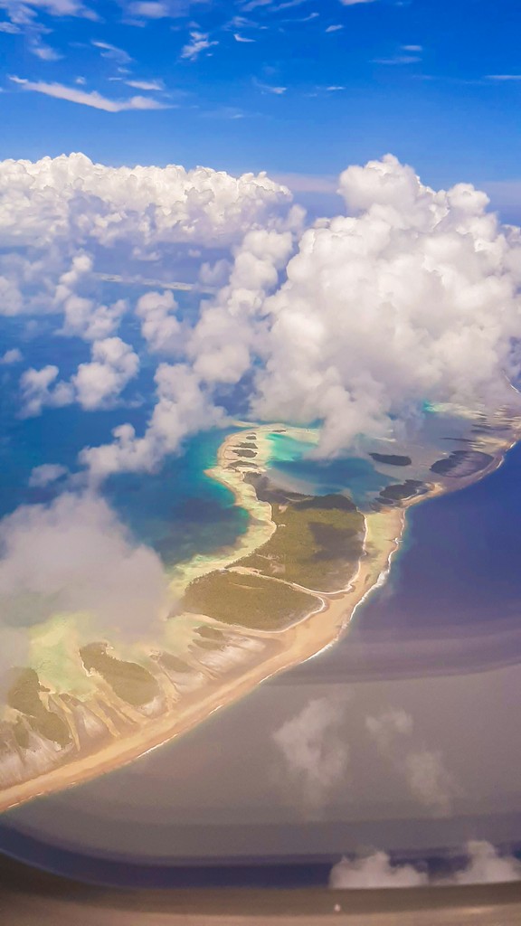 vista aerea di una laguna nella laguna con nuvole