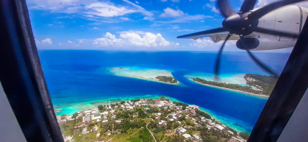 atollo visto dal finestrino di un aereo guida a Rangiroa