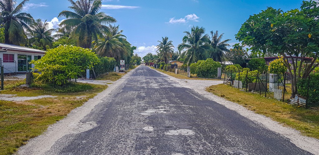 guida a Rangiroa, strada pianeggiante in paese tropicale 